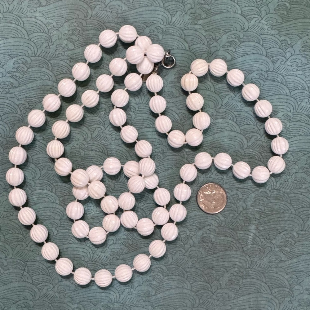 VINTAGE SARAH COVENTRY WHITE BEADED NECKLACE - Picture 4 of 7